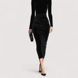 Anora™ | Crna elegantna baršunasta pripijena haljina s visokim ovratnikom