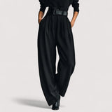 Orina™ | Crni set od dva dijela s majicom dugih rukava s dolčevita ovratnikom i ravnim hlačama